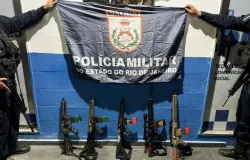 Pol�cia apreende fuzis, pistolas e granadas em opera��o no Morro do Chaves