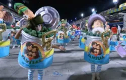 Desfile em homenagem a Lula retrata fam�lia tradicional em latas de conserva