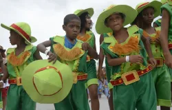 Escolas de samba mirins desfilam nesta sexta na Marqu�s de Sapuca�