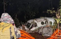 Ambul�ncia a�rea carregando v�tima de queimaduras cai na �ndia: sete mortos