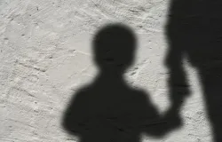 Menino de 4 anos � encontrado vagando sozinho na rua da Divis�o