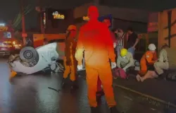 Carro perde o controle na chuva, destr�i poste e motorista abandona passageira ferida