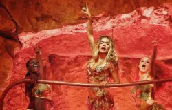 Coachella: Karol G canta em portugu�s, recebe J Balvin e anuncia nova turn�