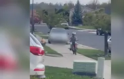 Motorista embriagada tenta atropelar adolescente em bicicleta el�trica durante disputa em rua e cal�ada