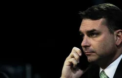 Fl�vio Bolsonaro diz que pai mandou ele 'ficar firme' ap�s den�ncia de financiamento de filme