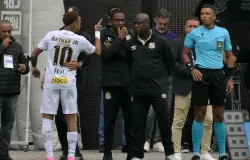 Neymar sente dor na panturrilha e � substitu�do por engano no �ltimo jogo antes da convoca��o