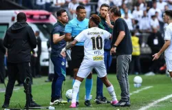 Neymar sai do jogo por engano e fica furioso ap�s juiz trocar n�mero 31 por 10