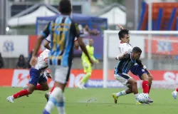 Bahia perde gols f�ceis, empata com o Gr�mio e chega a sete jogos sem vencer