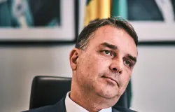 Fl�vio Bolsonaro perde apoio e cai 6 pontos em nova pesquisa