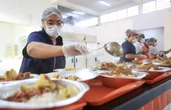 Restaurante popular em Cotia volta a funcionar com comida servida no sal�o