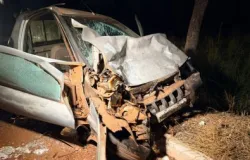 Motorista b�bado ou sonolento bate carro em caminh�o gigante em MT; veja v�deo