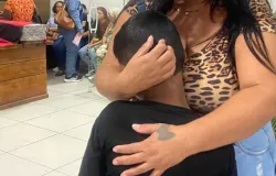 Pedreiro morto pela PM � velado em S�o Gon�alo: filho de 8 anos diz que pai carregava 'ferramenta e prego'