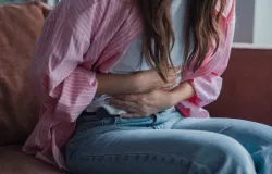 C�lica menstrual faz 4 em cada 10 meninas faltarem � escola no Brasil