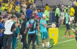 Neymar machucado aparece no gramado do Maracan� durante aquecimento do Brasil