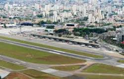 Idosa morre ap�s cair de escada de avi�o em aeroporto de S�o Paulo
