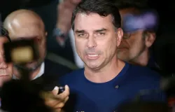 Ap�s a��o policial em S�o Paulo, Fl�vio Bolsonaro fala em persegui��o contra produtora de filme sobre seu pai