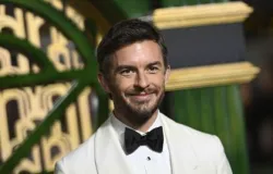 Jonathan Bailey fala sobre como sua sexualidade afetou sua carreira