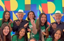 Lula dan�a com estudantes em Goi�s e viraliza na internet