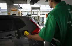 Receita Federal avisa 61 empresas de combust�vel que devem R$ 30,6 bilh�es