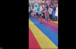 Rob� chuta crian�a em apresenta��o de artes marciais na China