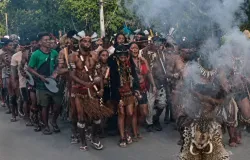 �ndios Patax�s fecham estrada em Porto Seguro contra ordem de sa�da de suas terras