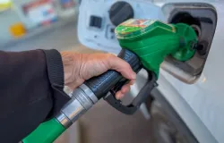 Petr�leo cai quase 5% e fica abaixo de US$ 90 depois de um m�s e meio