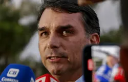 Filho visita Bolsonaro e diz que ele est� bem; esposa tinha falado que ele estava pior