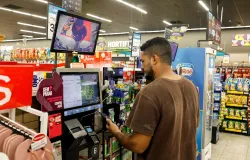 Caixas de autoatendimento j� fazem metade das compras em alguns supermercados do Brasil