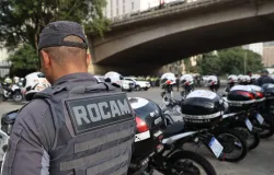 Menor de idade � pego pela pol�cia em S�o Paulo suspeito de fazer parte de gangue que quebra vidros de carros para roubar celulares