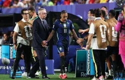 Raphinha se machuca e � substitu�do em jogo do Brasil na Copa