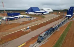 Mato Grosso inaugura primeiro trecho de ferrovia que vai ajudar a escoar a produ��o de gr�os