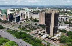 BC refor�a que gastos do governo podem manter juros altos