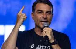 Fl�vio Bolsonaro promete lutar contra novas taxas dos EUA em evento com Tarc�sio