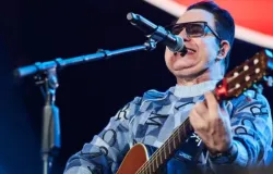 Marrone diz ser 'meio gay' em show e Bruno reage