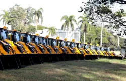 Governo de SP entrega m�quinas para ajudar produtores rurais da regi�o de Bauru