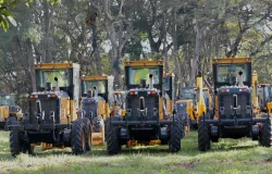 Governo de SP entrega m�quinas para ajudar produtores rurais da regi�o de Ara�atuba