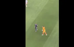 Goleiro do Paraguai se irrita com Mbapp� e joga bola em suas costas