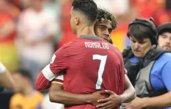 Jovem craque consola Cristiano Ronaldo ap�s elimina��o na Copa do Mundo