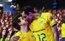 Jogador de v�lei se casa em cerim�nia feita por drag queen