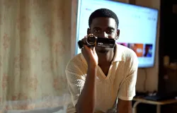 Jovens de favelas do Rio mostram como ganhar dinheiro com a internet
