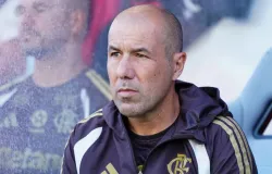 T�cnico do Flamengo critica membro do Benfica: 'Os covardes fogem'