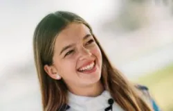 Jovem brasileira de 15 anos acelera rumo ao sonho da F�rmula 1