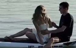 Noiva derruba alian�a de noivado no lago durante pedido de casamento