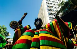 Exposi��o gratuita de bate-bolas no Centro do Rio mostra fantasias de carnaval