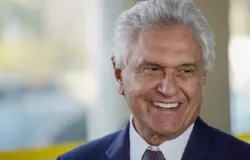 Caiado critica Flavio Bolsonaro por falar de urnas com diplomatas