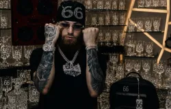 Rapper Hades66 zomba de copo atirado nele e anuncia venda de 'copos do 66'