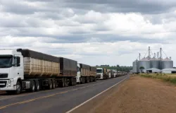 C�mara aprova perd�o de multas para caminhoneiros e refor�a valor m�nimo do frete