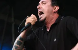 Morre Lou Koller, cantor da banda Sick Of It All, aos 59 anos