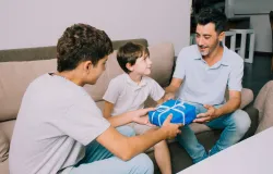 Dia dos Pais: roupas sao as campe�s de presentes e economia deve girar R$ 210 milh�es