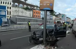 Carro bate em poste na Avenida Contorno, em Salvador